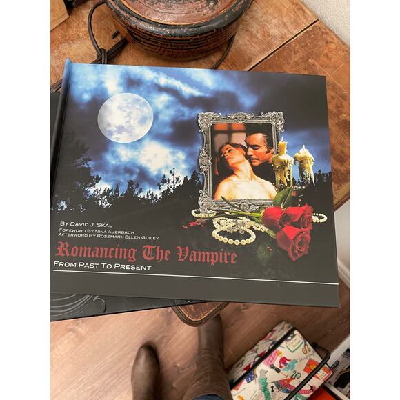 Book-Romancing the Vampire Past and Present by David J Skal - Picture 1 of 9